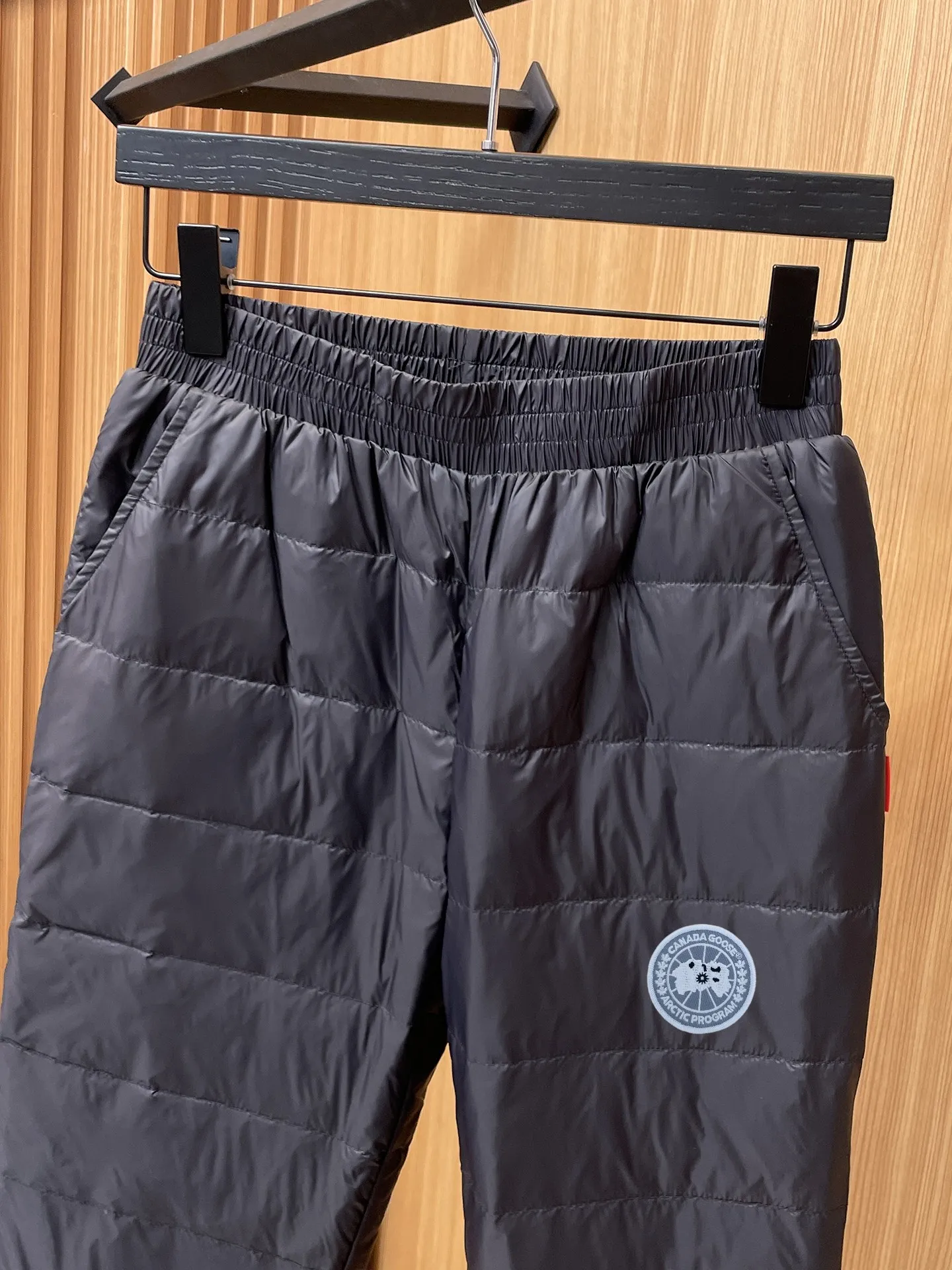 P490 Canada Goose 25 new autumn and winter products🆕Thickened warm down pants are here🌹Winter essential outdoor windproof, lockable and warm. Made of professional-grade outdoor windproof, waterproof and breathable fabric. Lining is filled with 90% white duck down. Lightweight design, lightweight and warm. Seamless gluing process on the inside. Made of light and gall-free velvet fabric to effectively prevent velvet running. Original hardware accessories. Classic logo matching. Simple and versatile. The upper body is stylish and not bulky. The style is the same for men and women! Size: M-3XL.